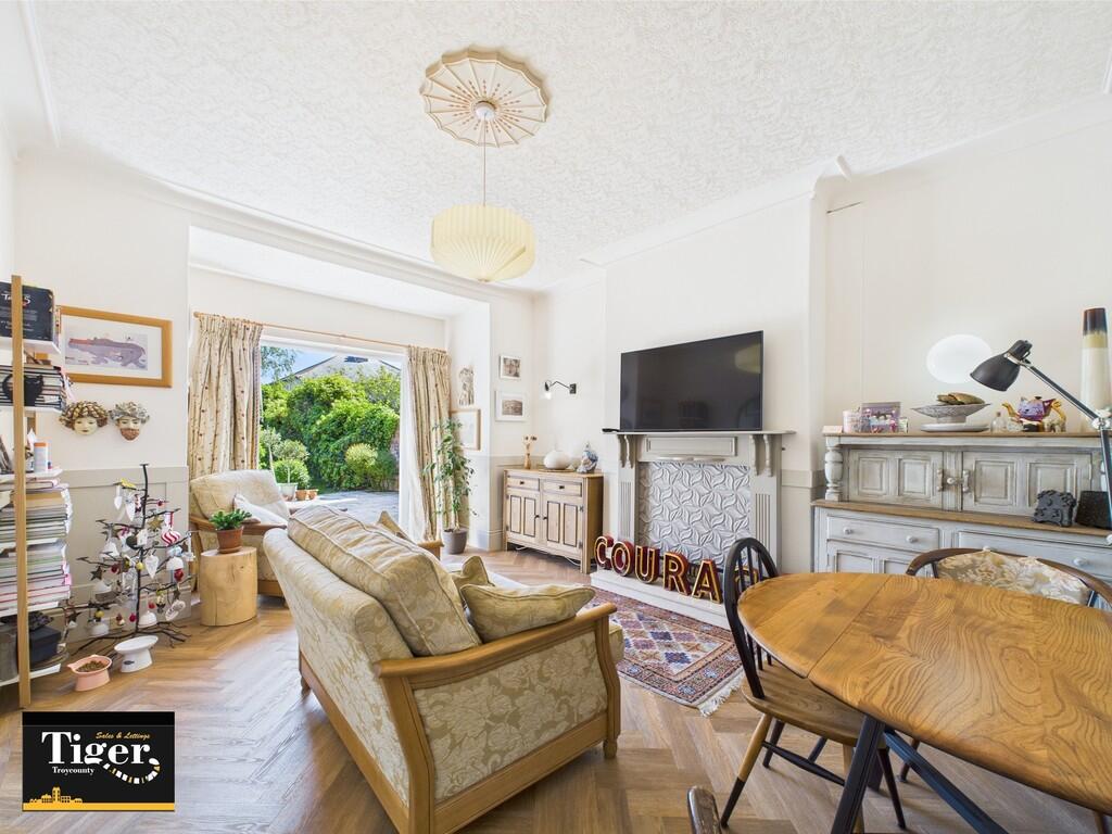 CAM02176G0-PR0579...