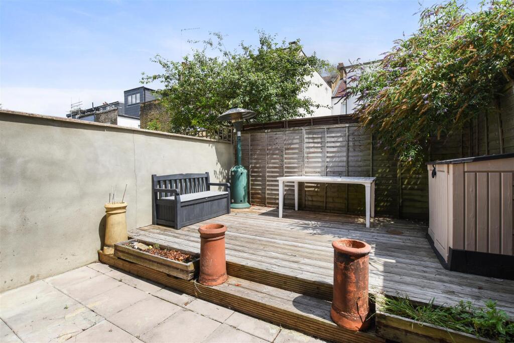 07-1893GCWT - 8 Felixstowe Road - Garden -Original