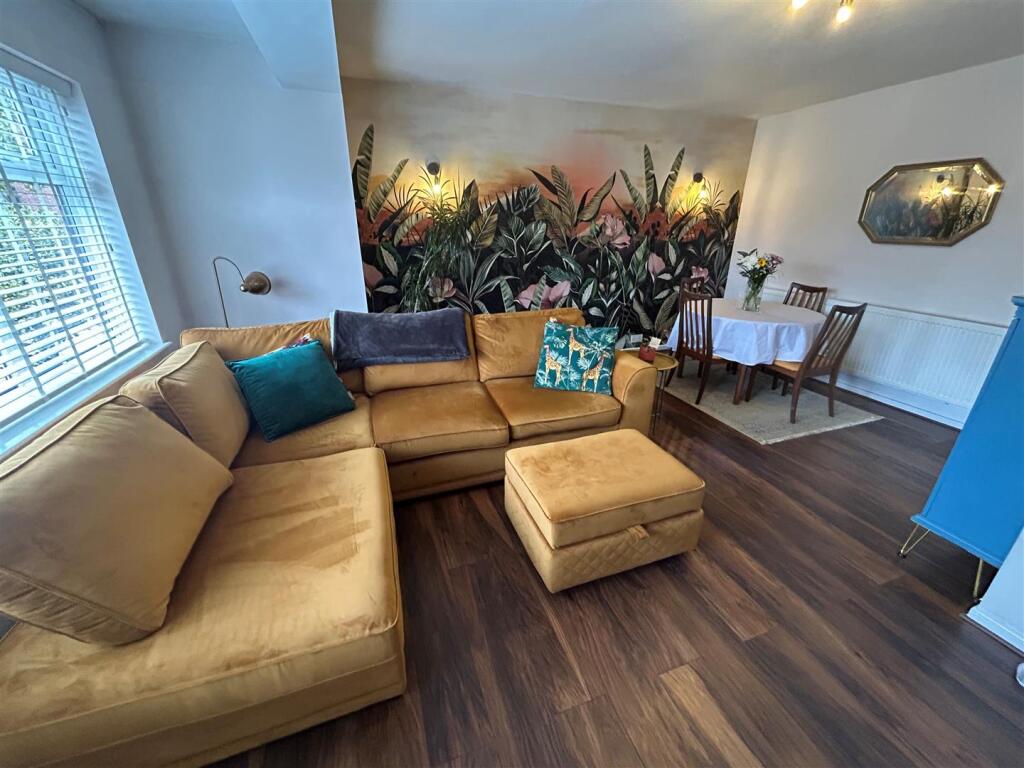 LOUNGE/DINING ROOM