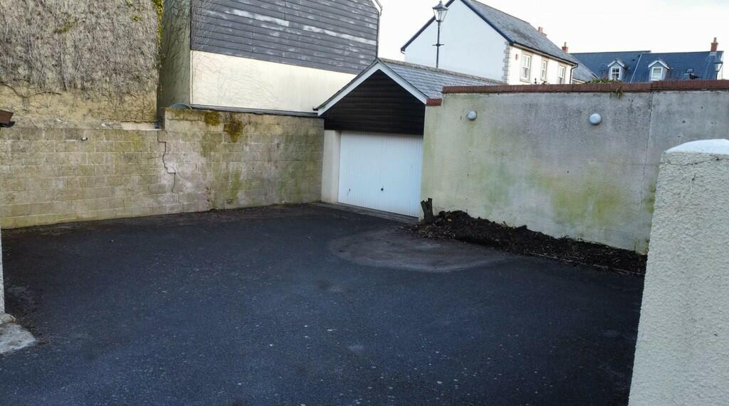 Garage 1 with par...