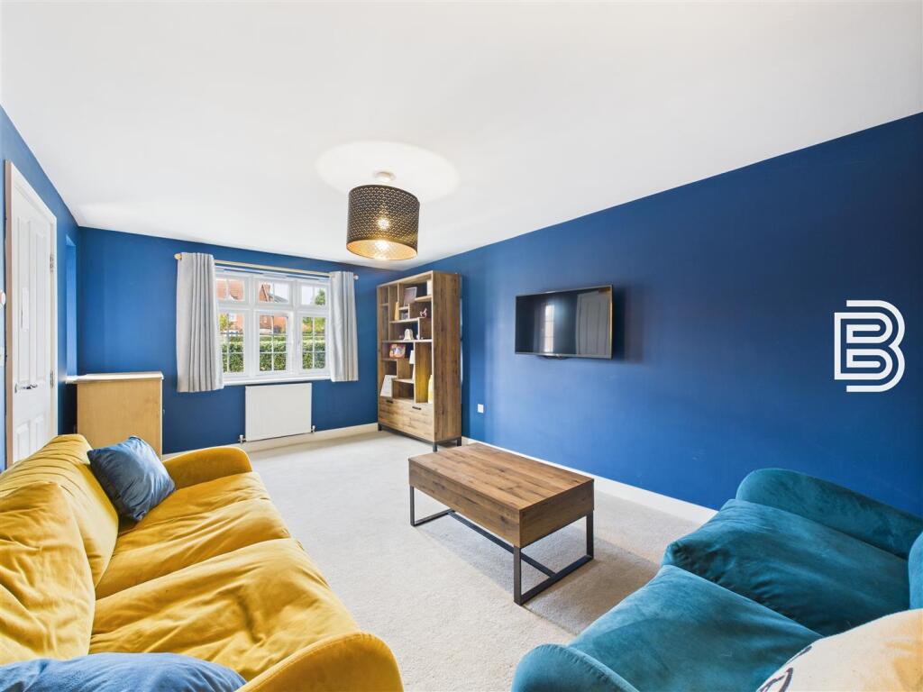 Living Room (2).jpg