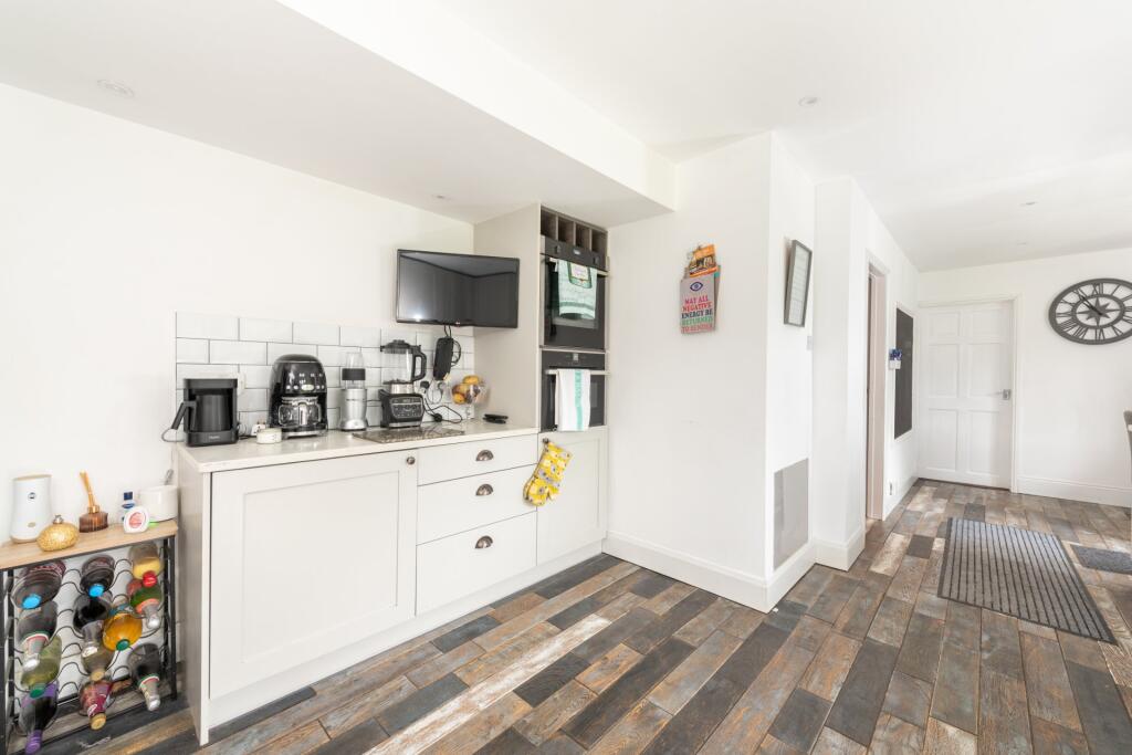 Kitchen/B'fast Room