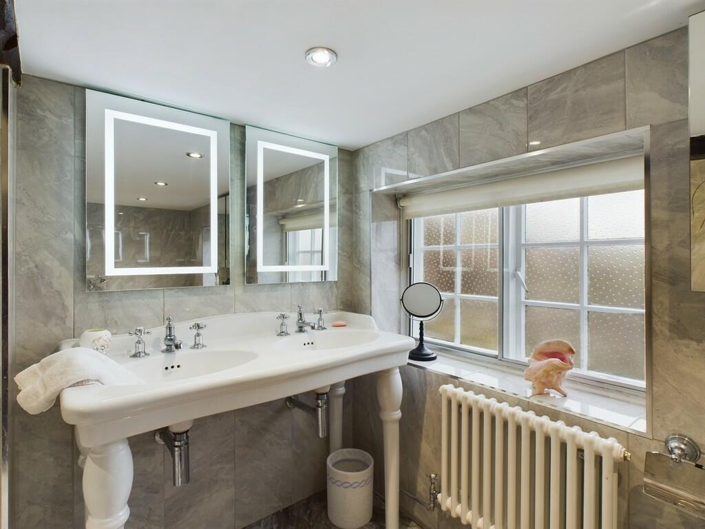 Ensuite Sink