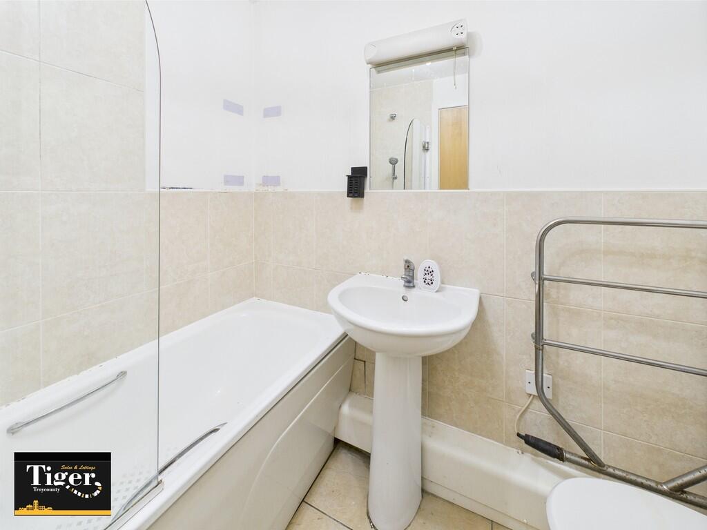 CAM02176G0-PR0565...