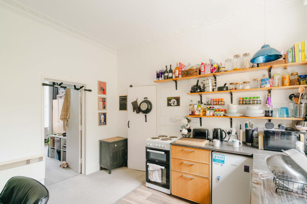 Hall Floor Flat - Kitchen