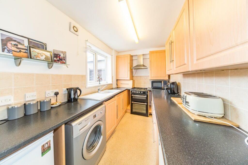 104 Astley Road kitchen 2.jpg