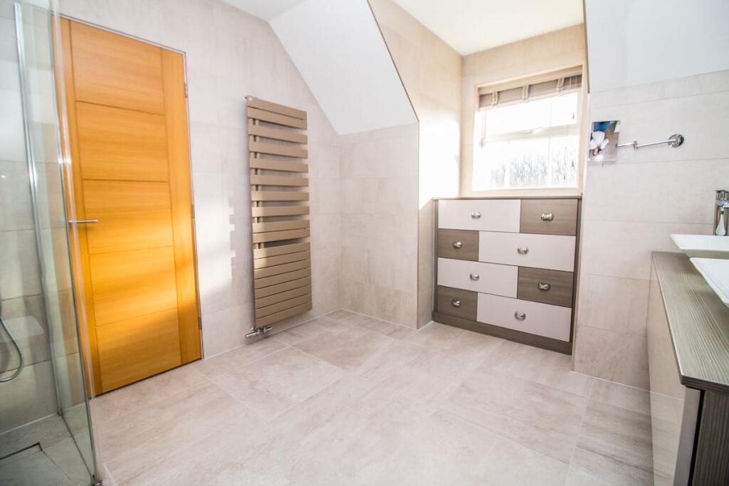 Master Bedroom En-suite Pic 2.