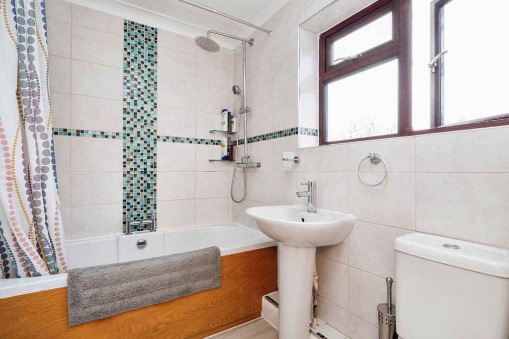 11tobygardenshadlowtn110ew-10