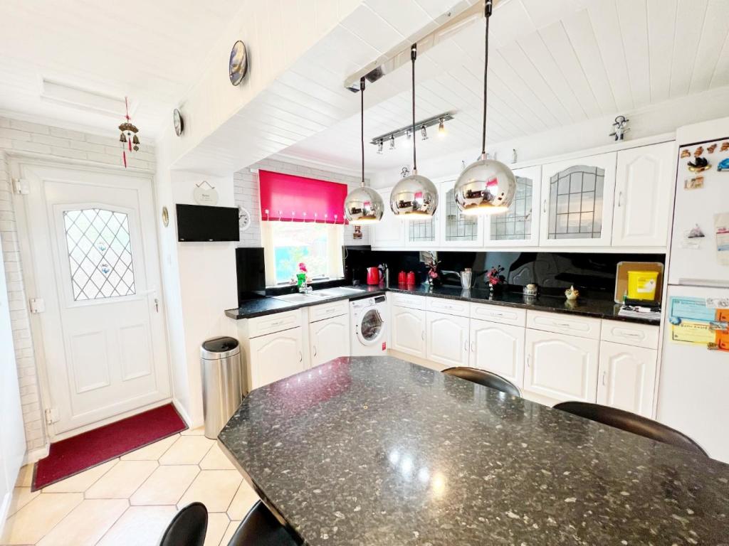 Kitchen 5.jpg