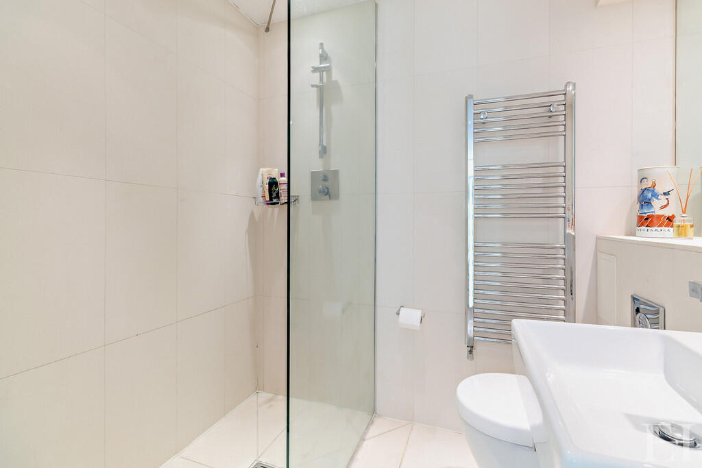 8646083-interiorW...