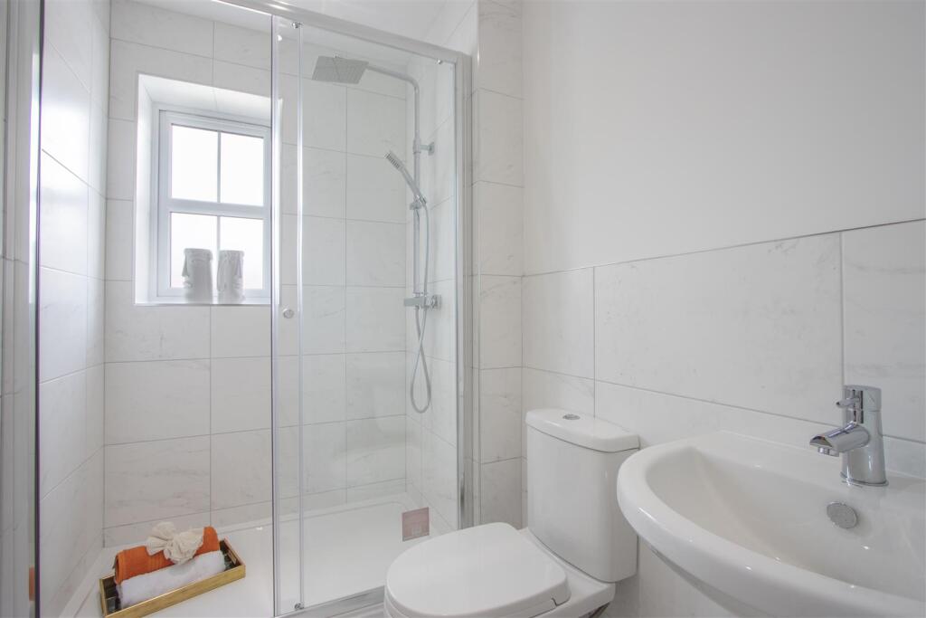Master Ensuite.jpg