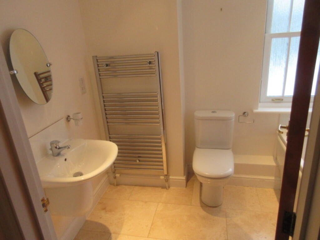 Family Bathroom 1
