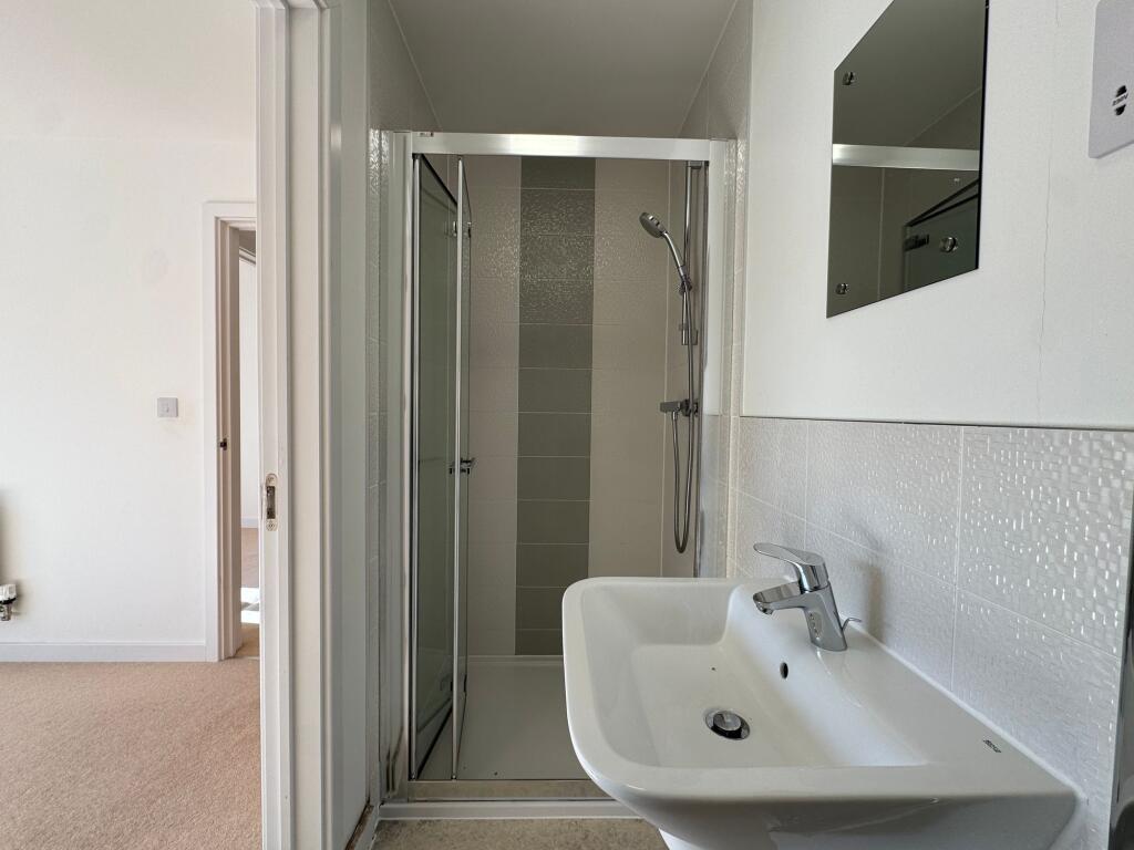 En-suite shower romo