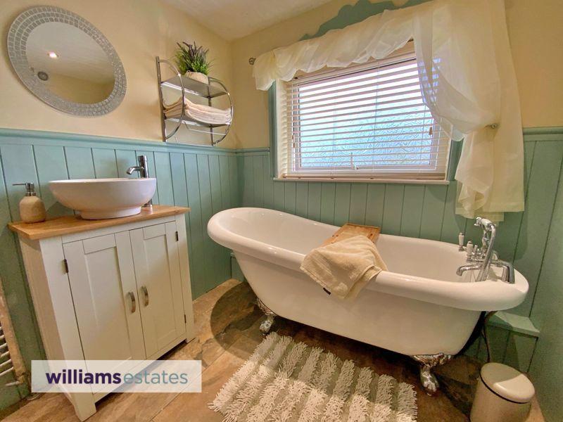 Roll top bath