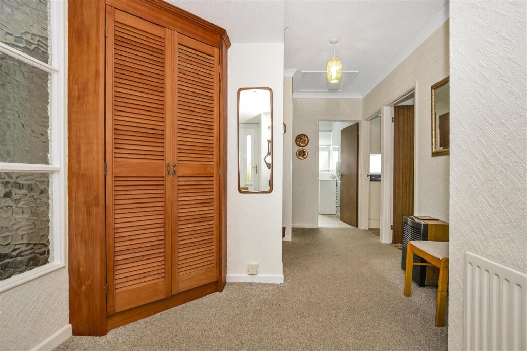 Hallway 2.jpg