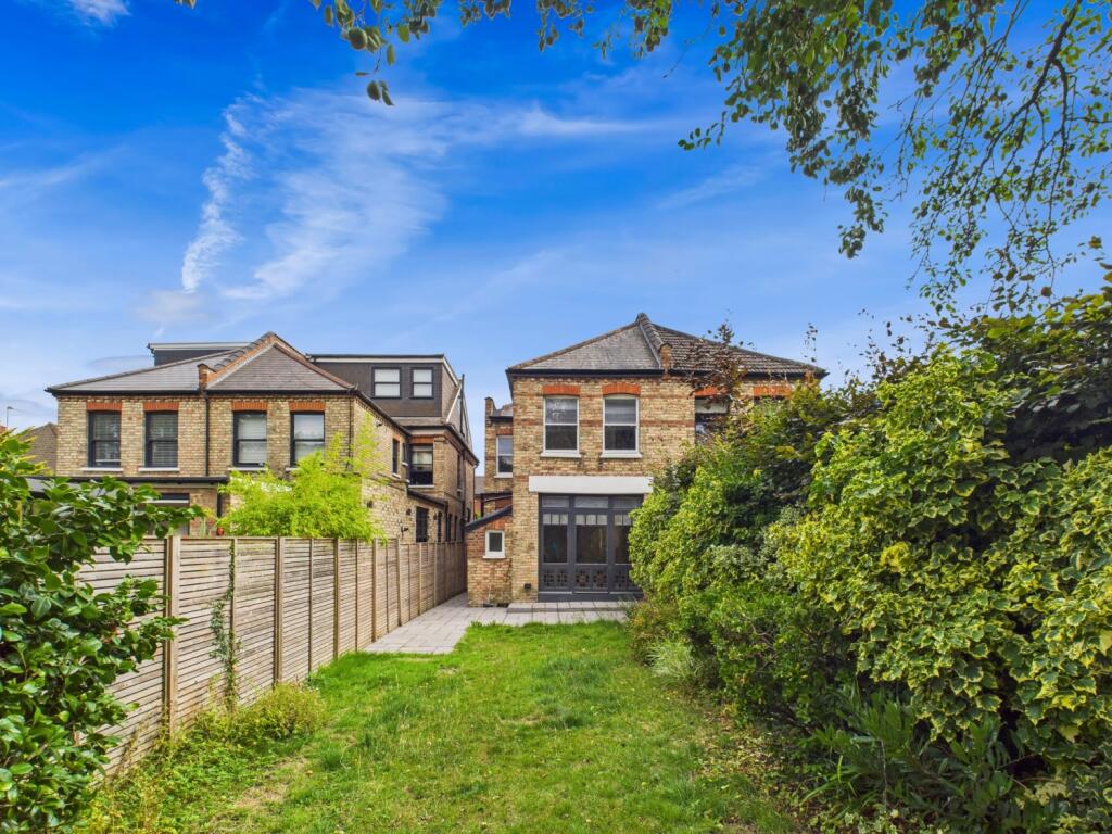 CAM03750G0-PR0064-STILL003 (1)