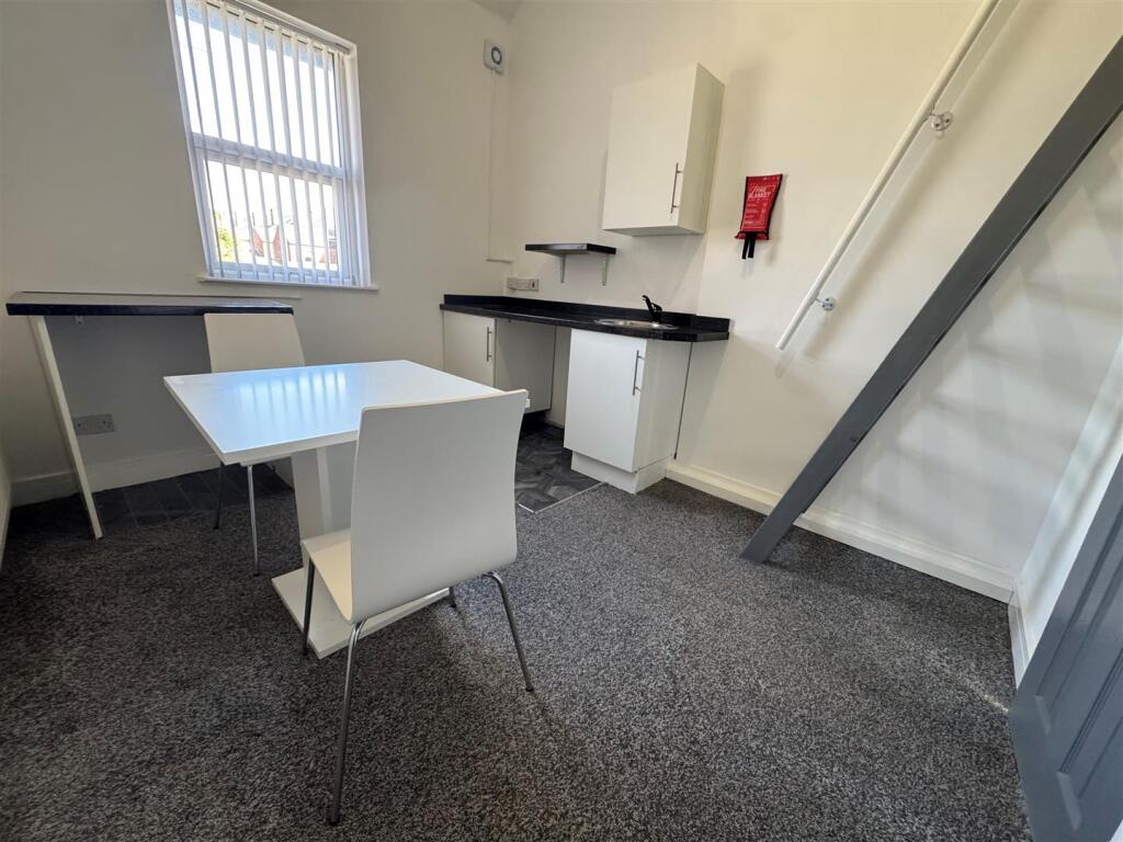 kitcharea 3 flat 5 74 Mill St.jpg