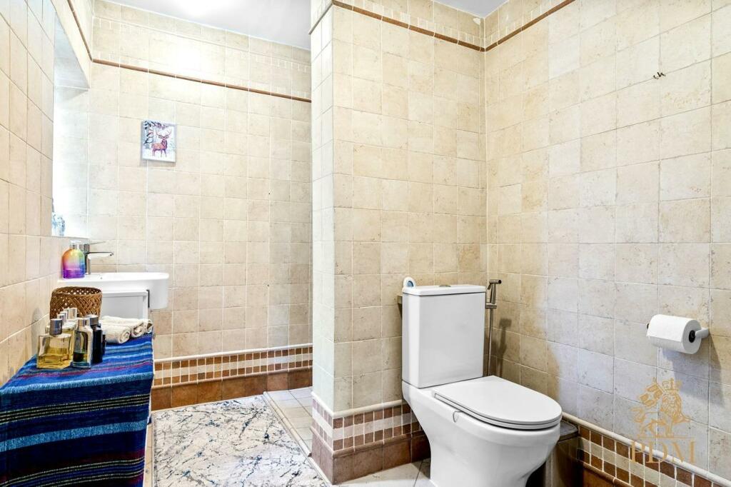 2 Parkside Wollaton NG8 2NN