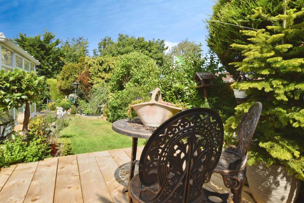 0d34c3c3-garden 20long.JPG