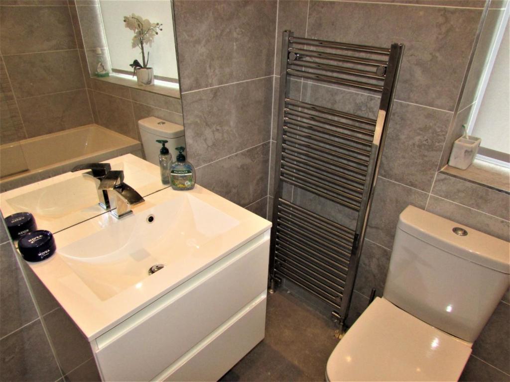 ProppsHallDv28bath2.JPG