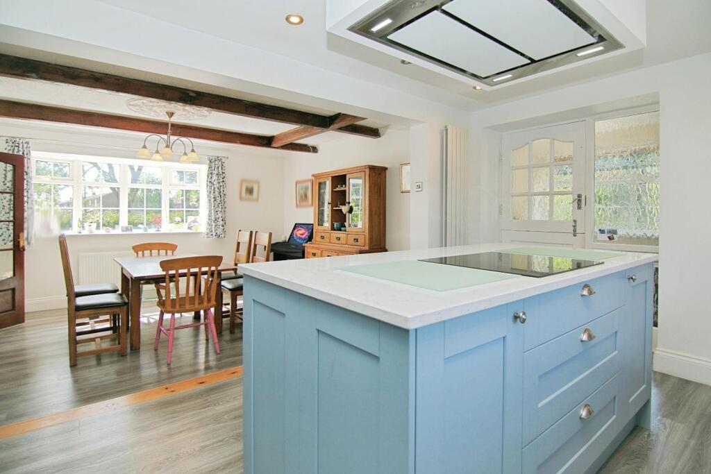 KITCHEN / DINING ROOM