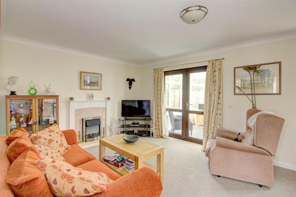 Sitting/dining room