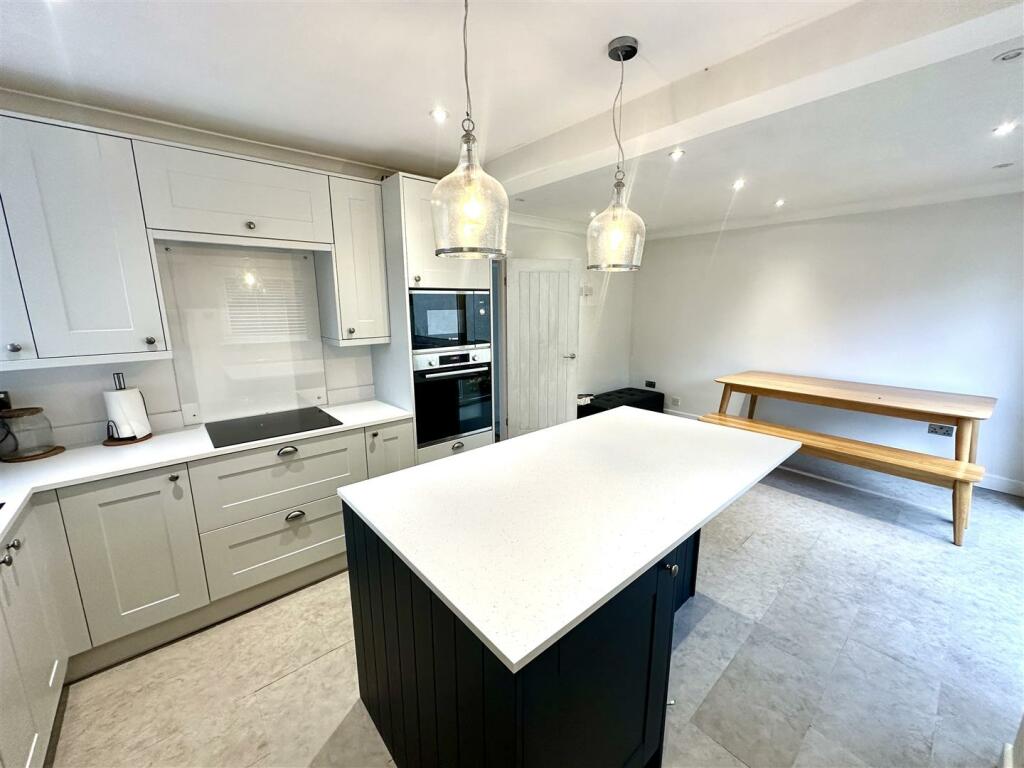 KITCHEN/FAMILY DINING ROOM