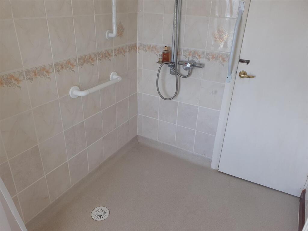SHOWER ROOM/WC