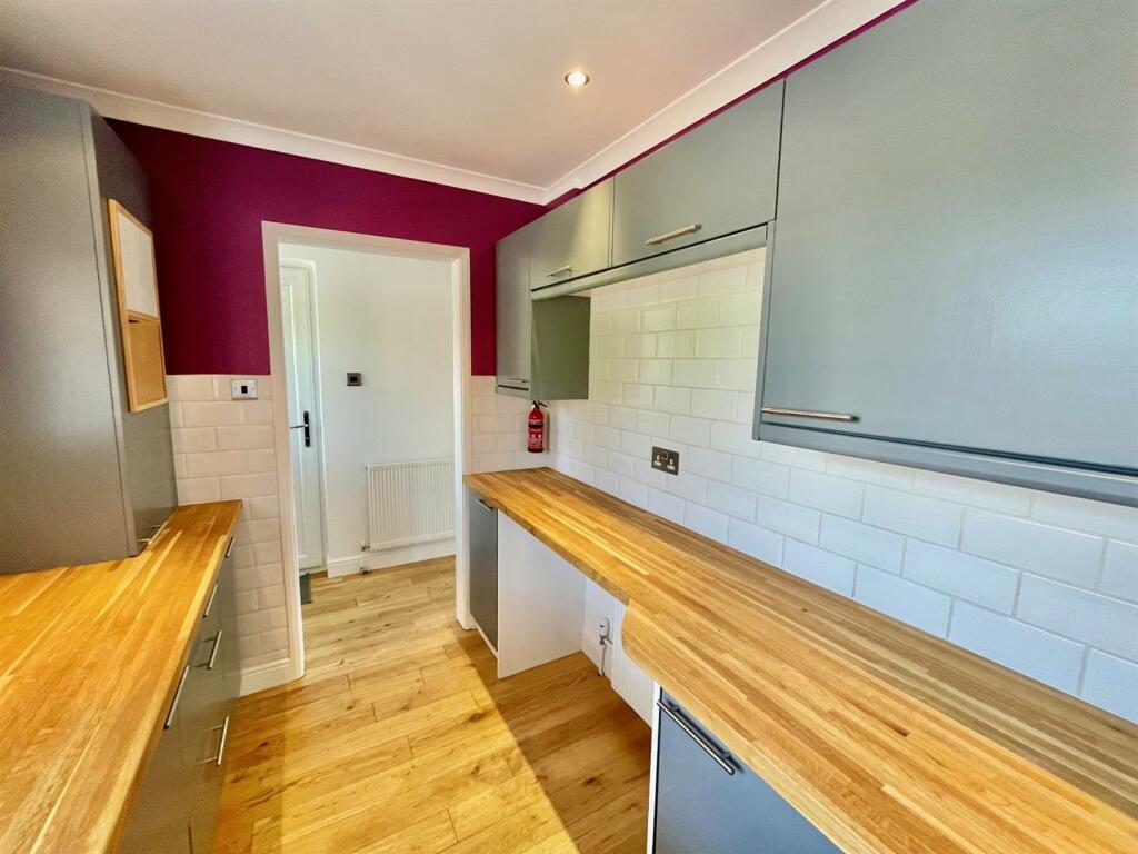 39 Brooksode Kitchen 3.jpg