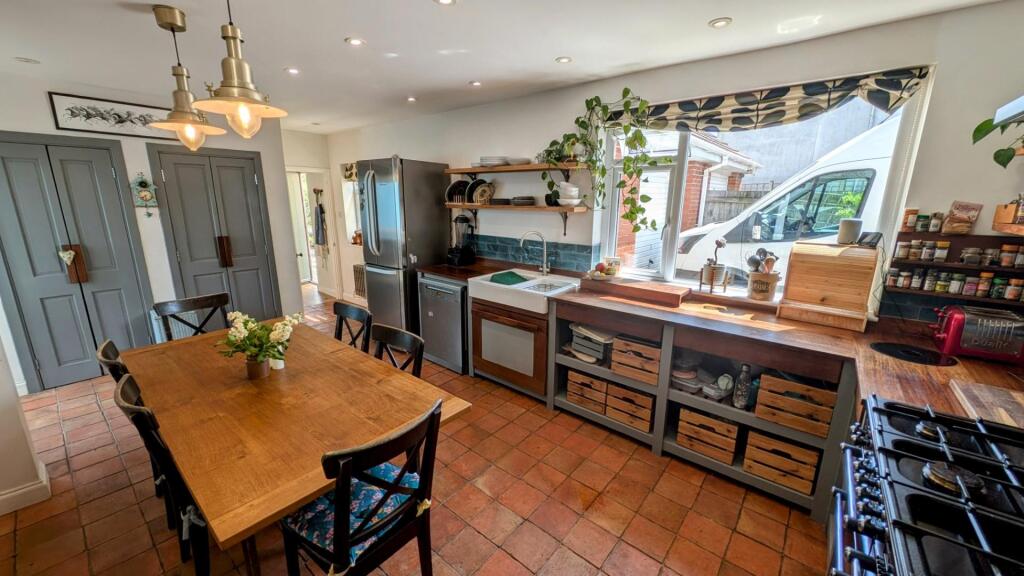 24 Church Rd kitchen 3.jpg