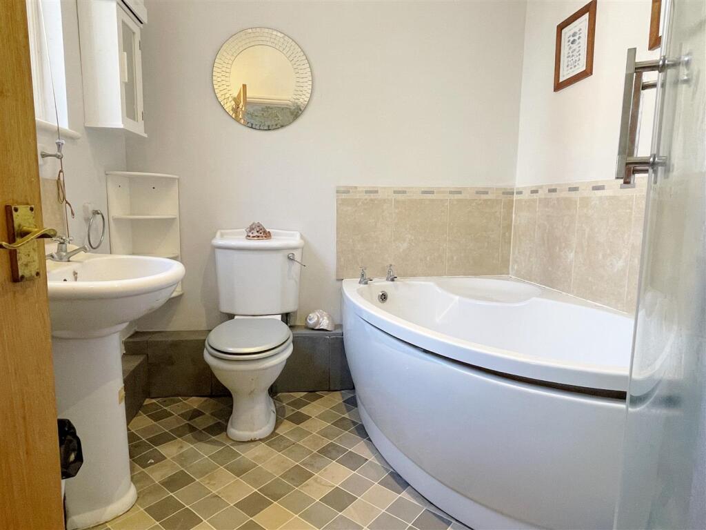 Bathroom 2.JPG