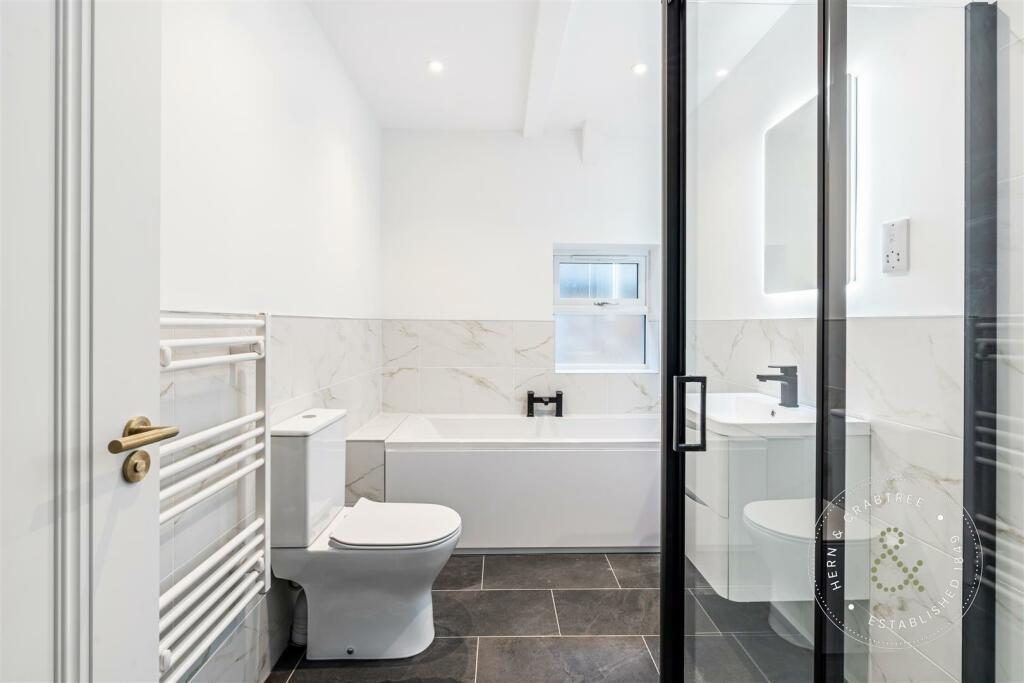 Apt 6 Main bathroom.jpg