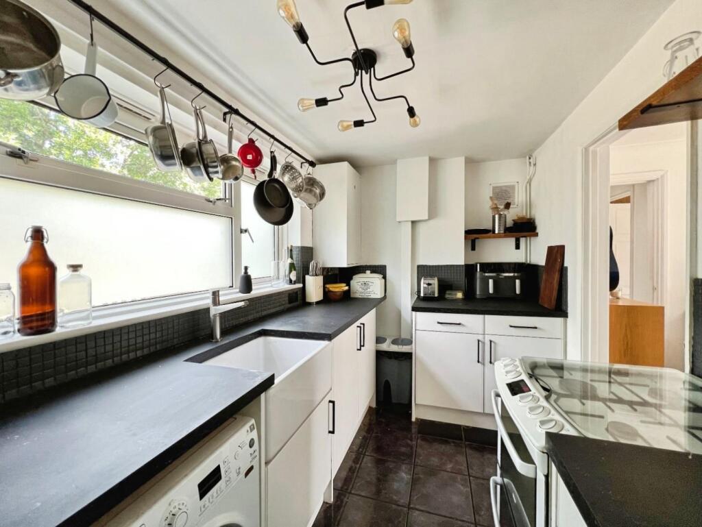 Kitchen2.jpg
