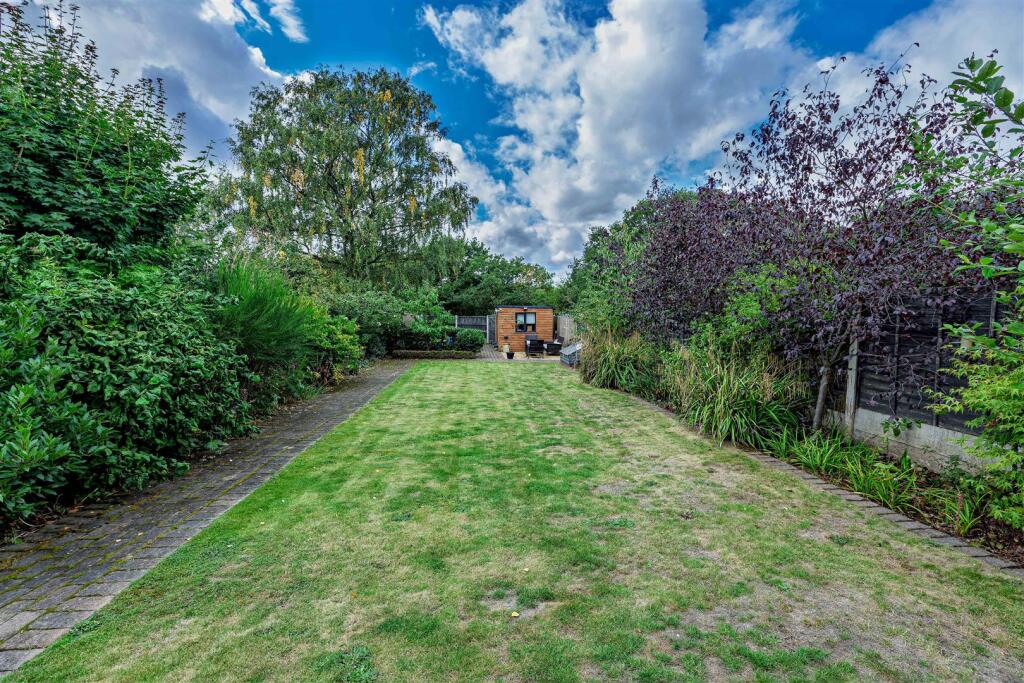GOOD SIZED REAR GARDEN
