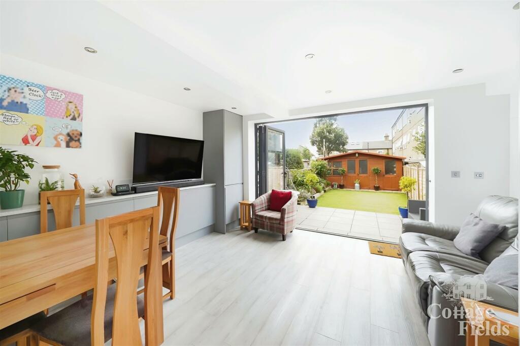 Entertainment/Dining Area