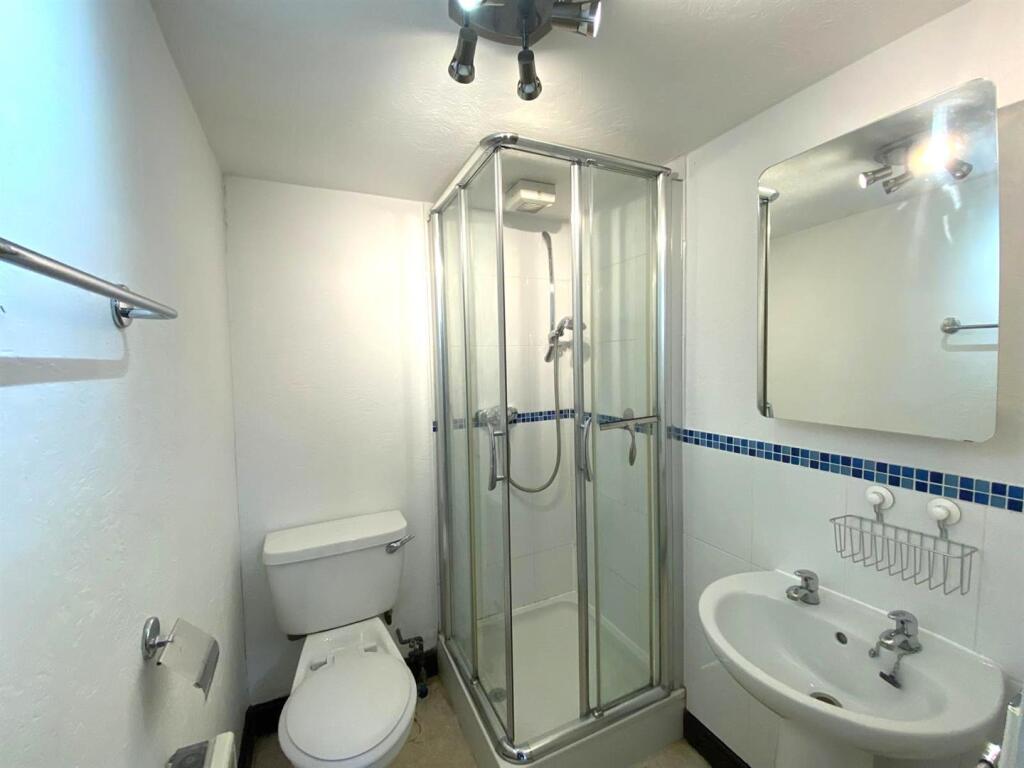 En-suite to bedroom 1