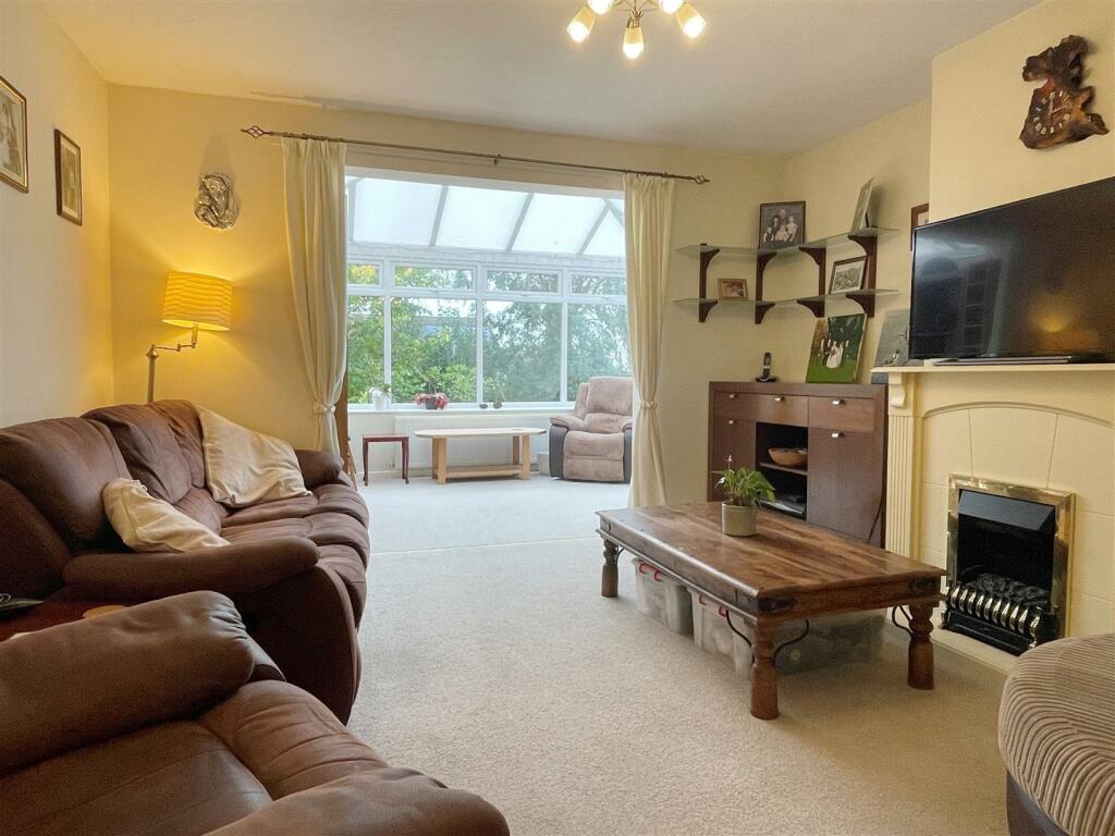 Sitt - Family Room 1.JPG