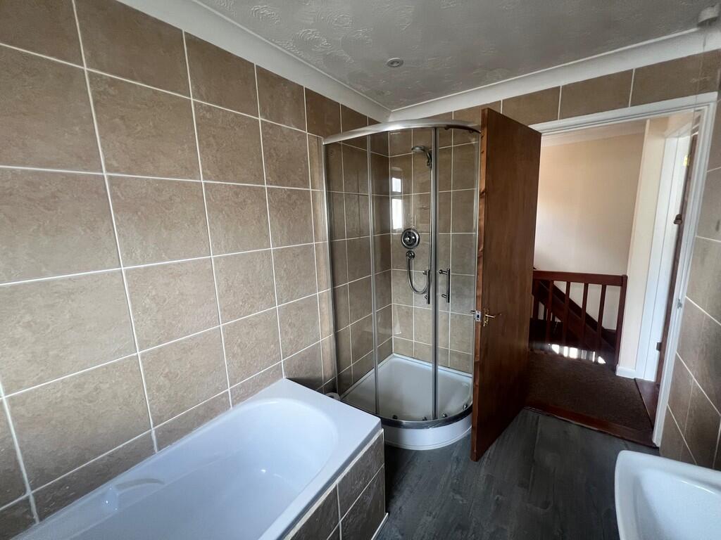 52 Carr bathroom