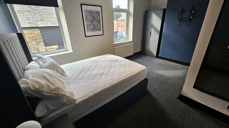 Well-lit and neatly maintained single bedroom w...