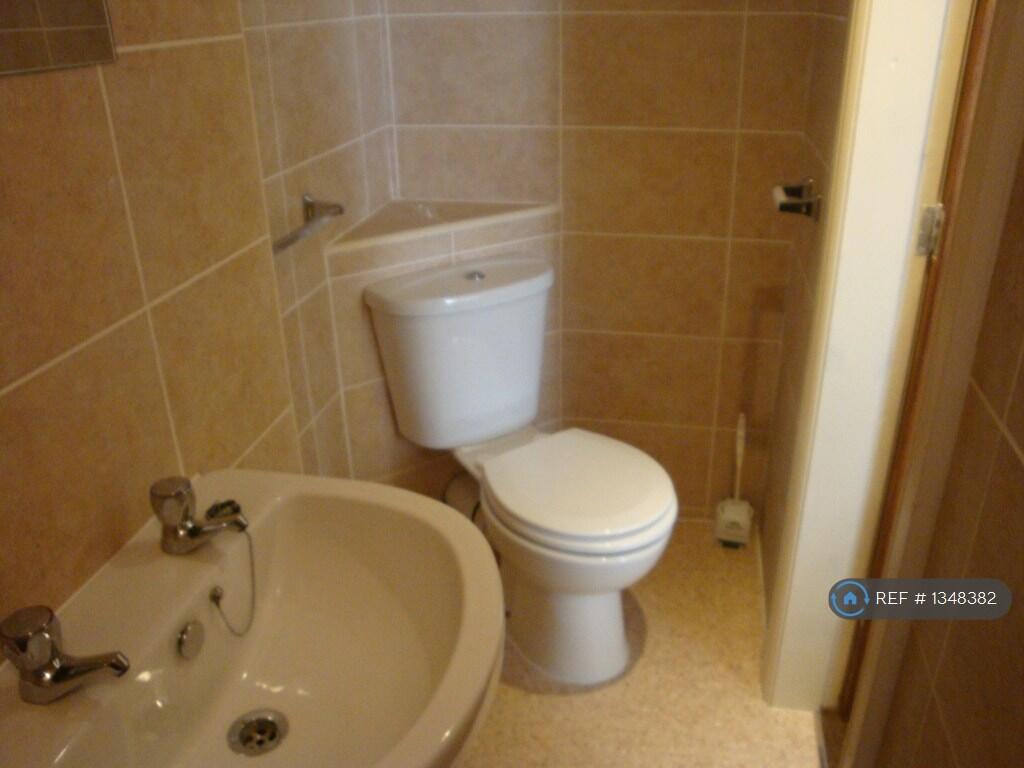 En-Suite/ Basin /Toilet