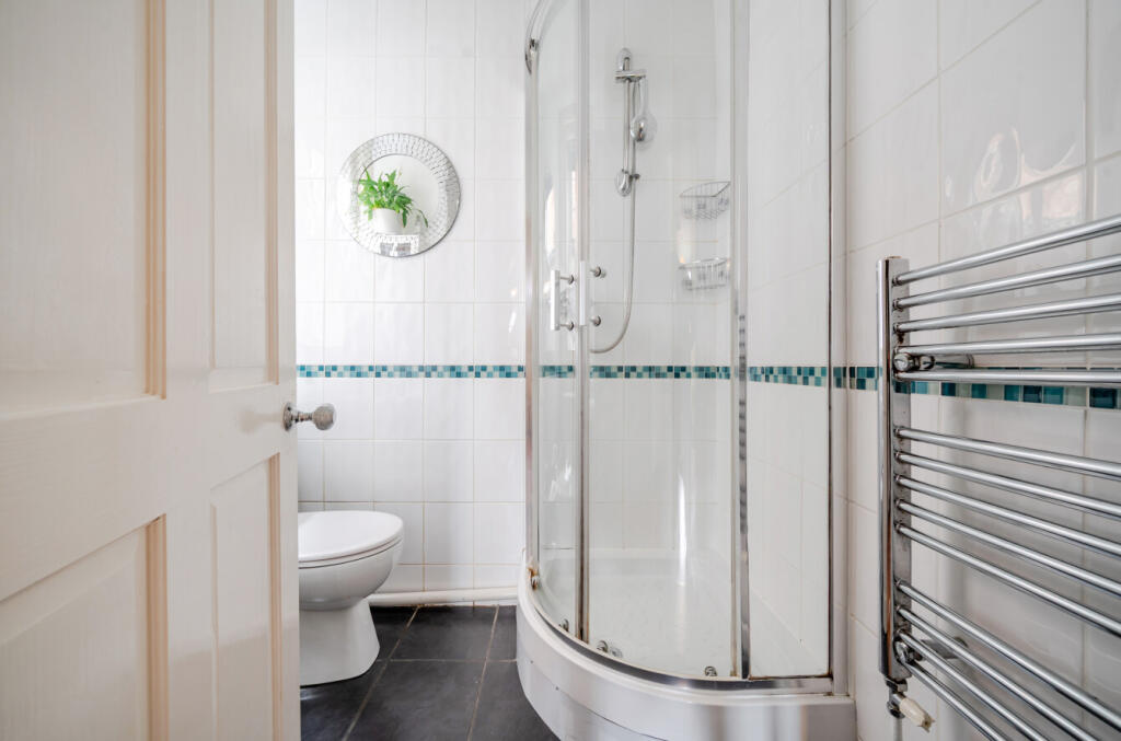 Gf Coak/Shower Room