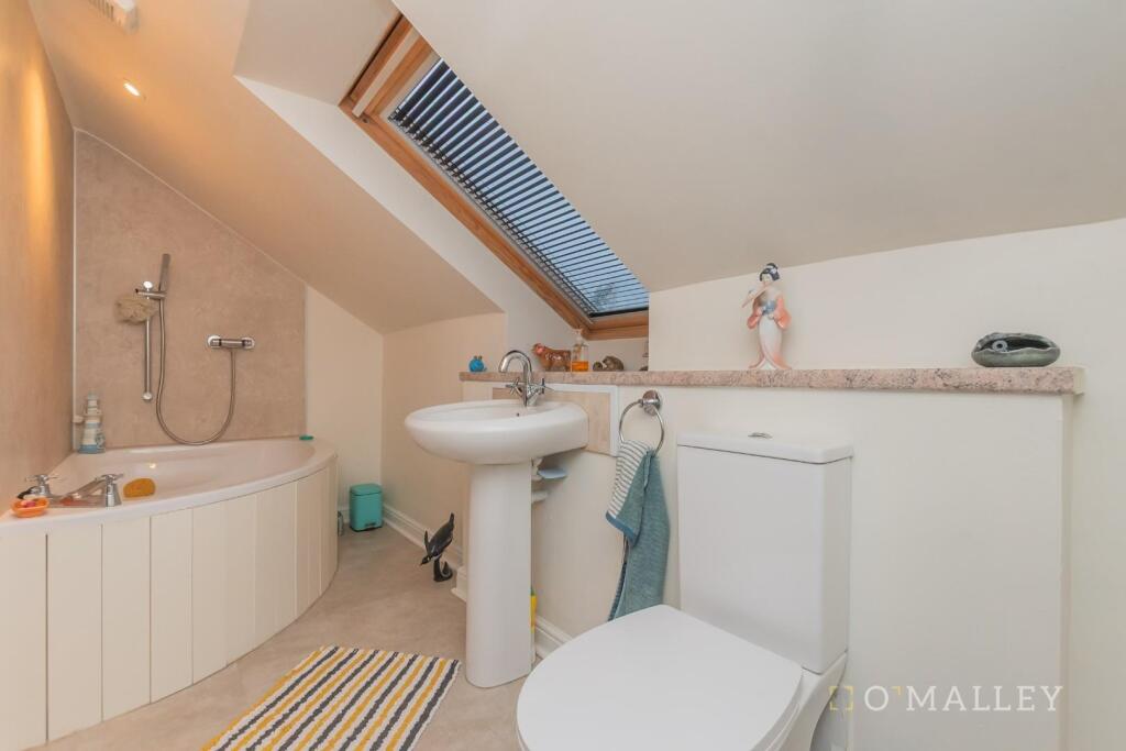 Bathroom (upstairs)