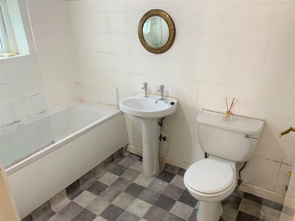 Bathroom 3.jpg