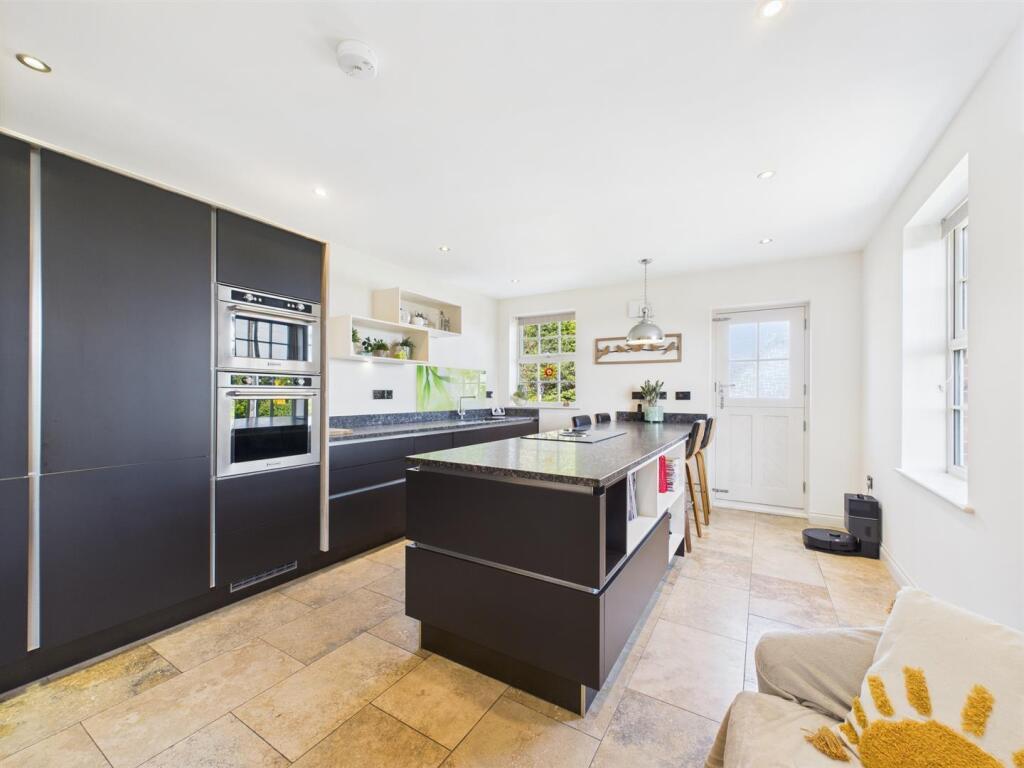 Kitchen 1.jpg