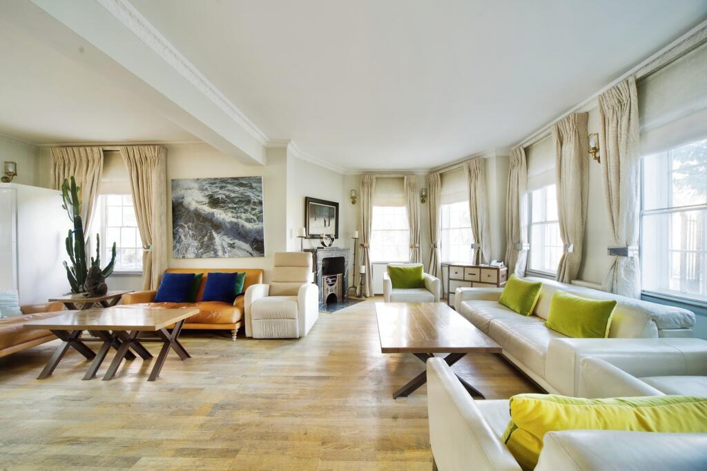 12 Squires Mount, Hampstead, London, NW3 1ED