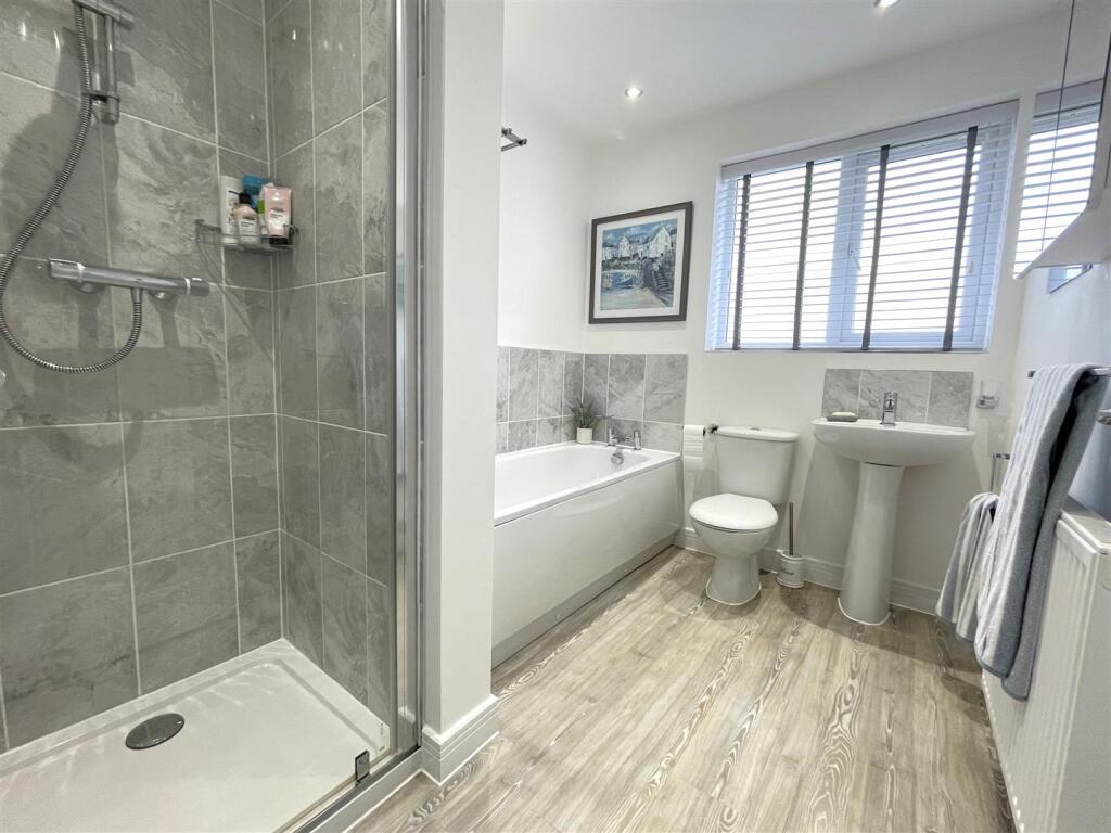BATHROOM/SHOWER ROOM