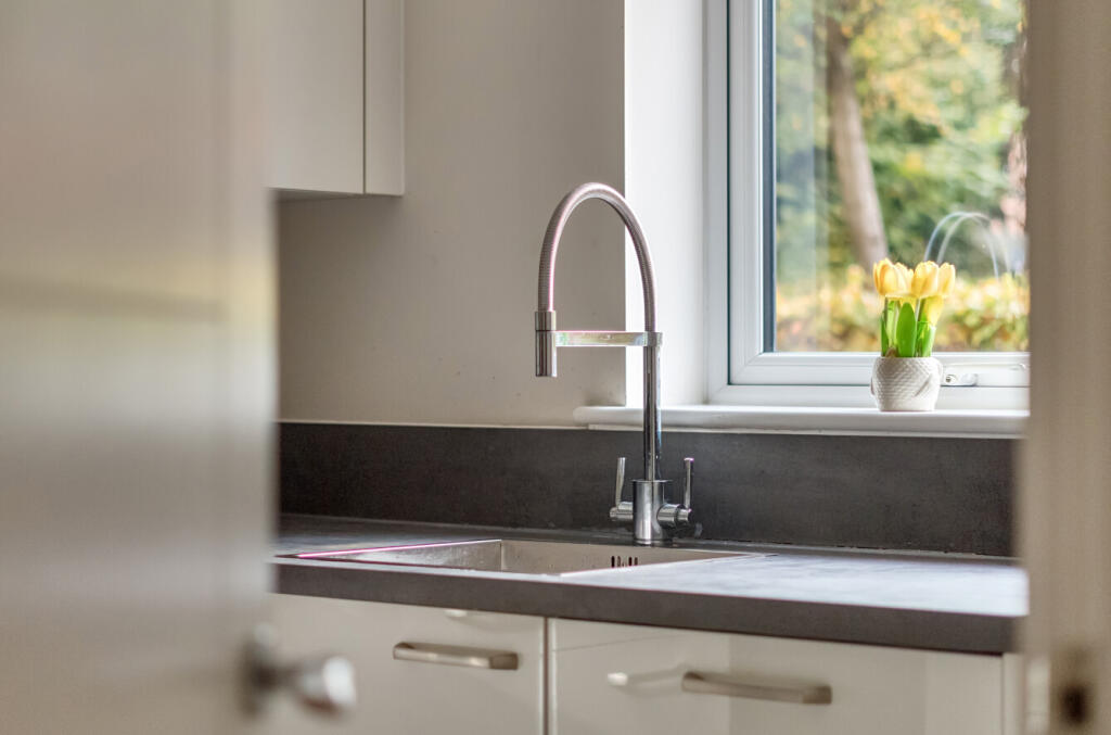 1372440-9-690370a...