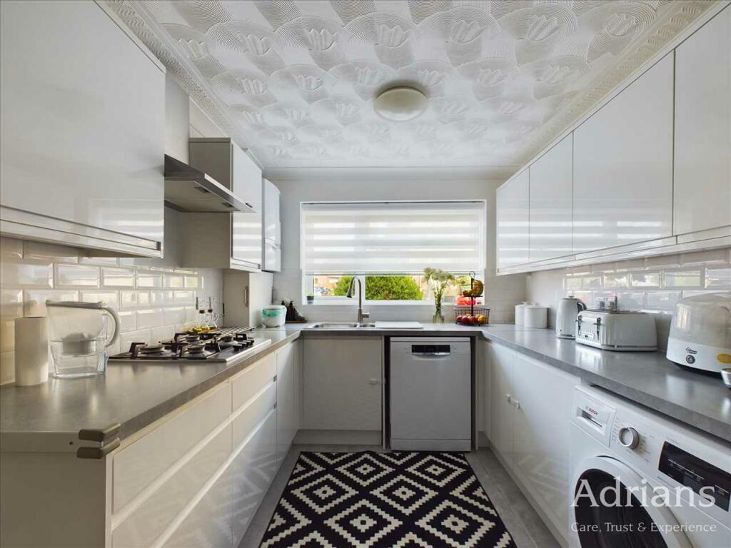 KITCHEN / DINING