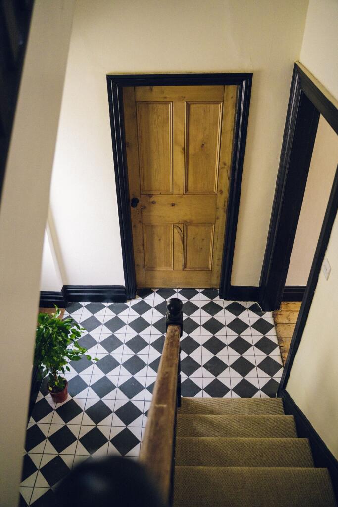 Cyntedd a Grisiau / Entrance and Stairwell