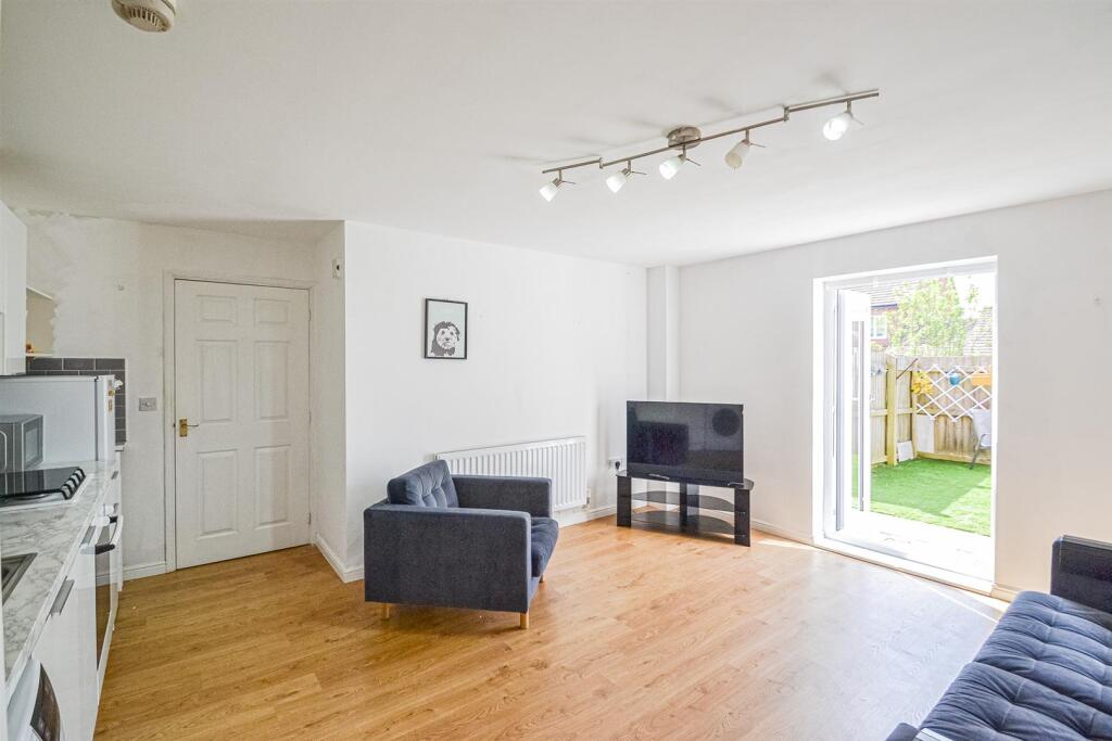 Lounge / Dining Kitchen